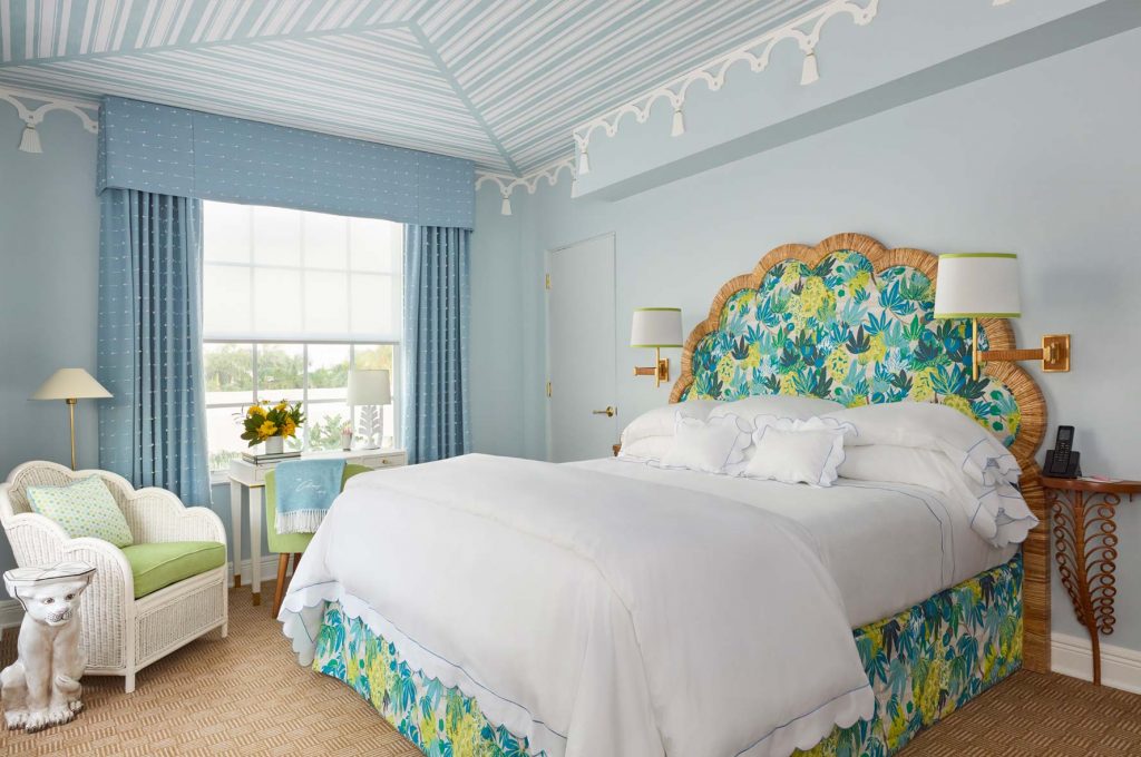 guest room with one king bed and seating area