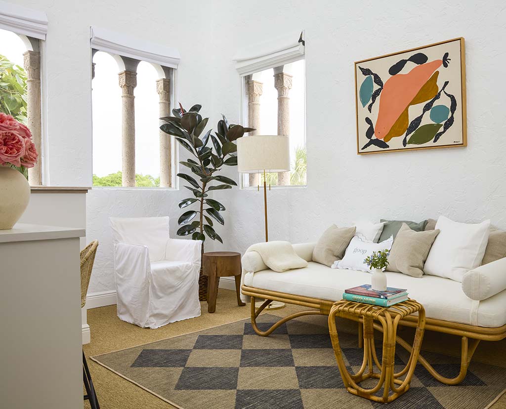 sitting area with checkered rug and daybed