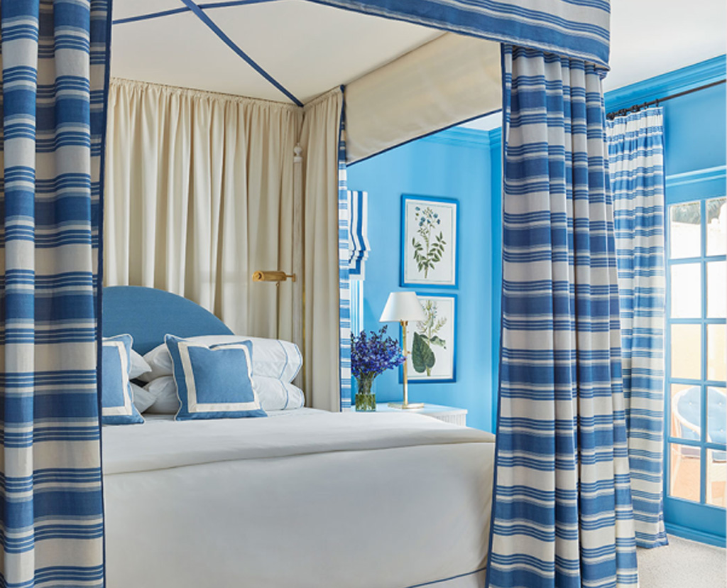 four poster bed with fabric canopy