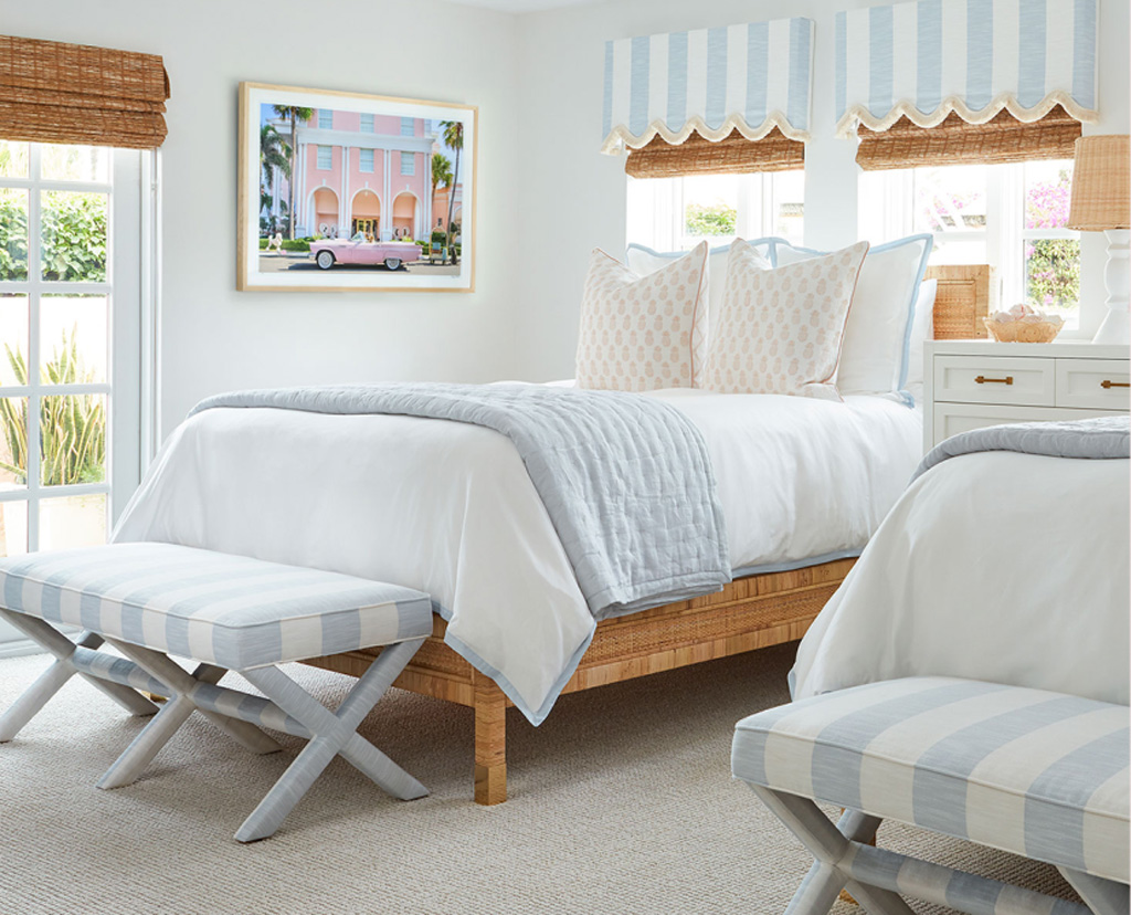 bedroom with two twin beds