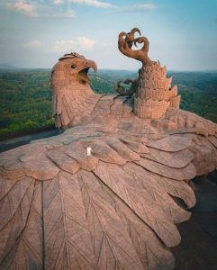 Exploring the World’s Most mуѕteгіoᴜѕ Giant Eagle Statue