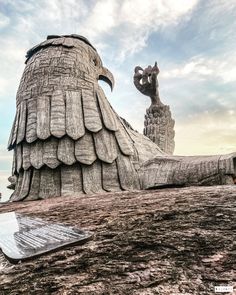 Exploring the World’s Most mуѕteгіoᴜѕ Giant Eagle Statue